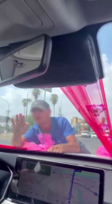 Trafikte damattan zarf alamayınca gelin ve damada hayatının şokunu yaşattı - Resim: 1