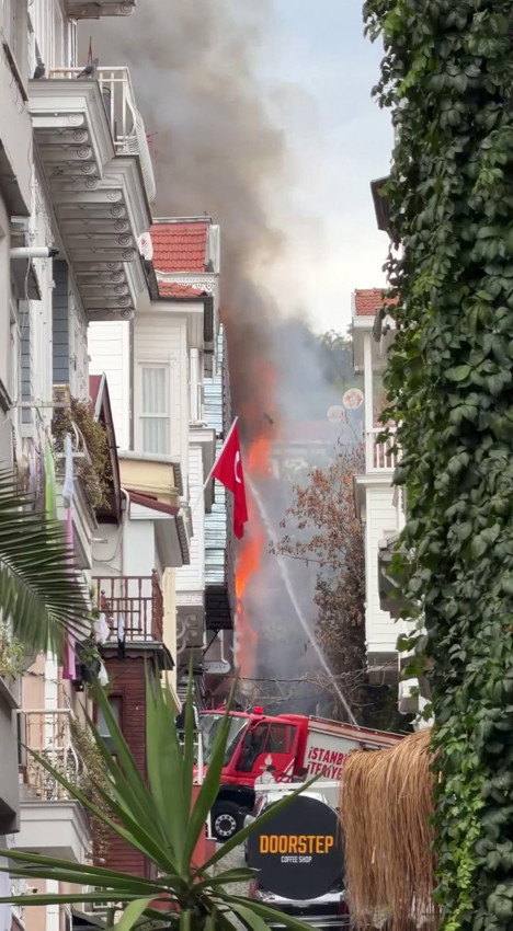 İstanbul'da büyük yangın: Alevler 4 binaya sıçradı, 1 bina çöktü! Ünlü oyuncunun evi hasar gördü - Resim: 1