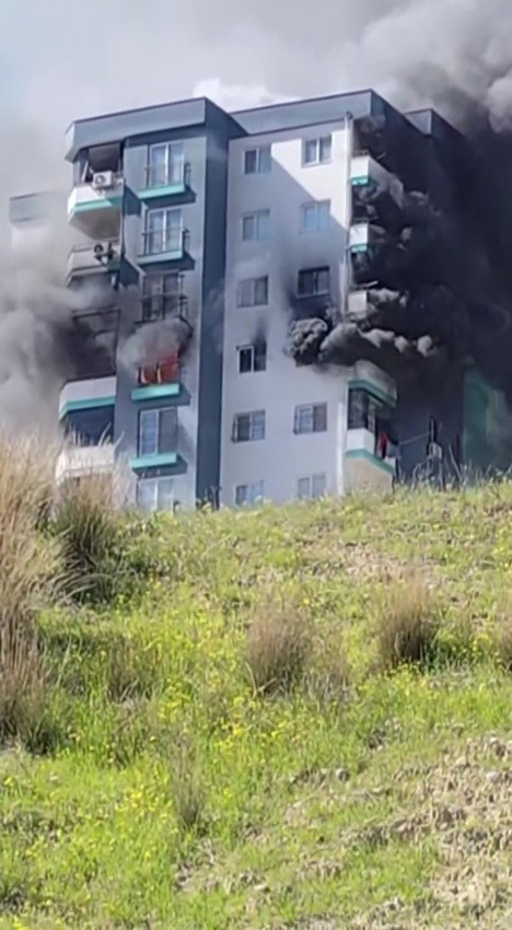 Apartmanın 10'uncu katında yangın çıktı, polis havaya ateş açmak zorunda kaldı - Resim: 3
