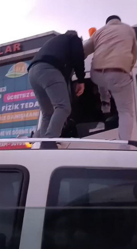 İstanbul trafiğinde ''yok artık'' dedirten magandalık: Aracın tavanına çıkıp darp ettiler - Resim: 2