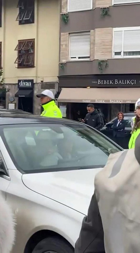 İstanbul'un göbeğinde akılalmaz anlar: Aracıyla trafiği kapatıp dans etmeye başladı - Resim: 3