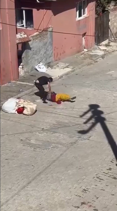 Yabancı uyruklu psikopat eşini sokak ortasında bayıltana kadar dövdü - Resim: 1