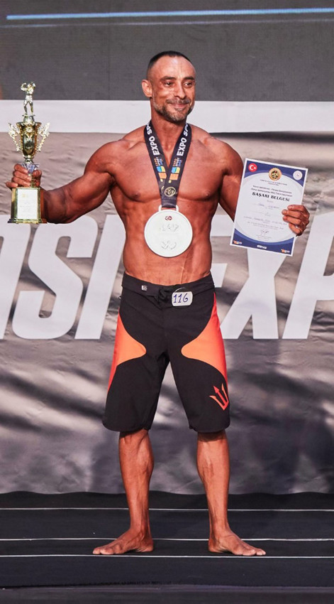 Kilo almak için başlamıştı, sadece 6 ayda 2 kez podyuma çıktı! - Resim: 1