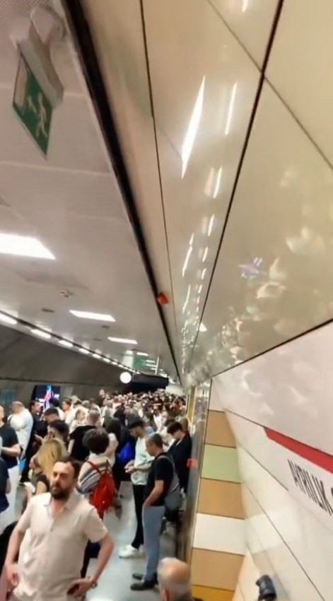 İstanbul Metrosu'nda korku dolu anlar! Metro raydan çıktı, yolcular yürüyerek tahliye edildi - Resim: 3