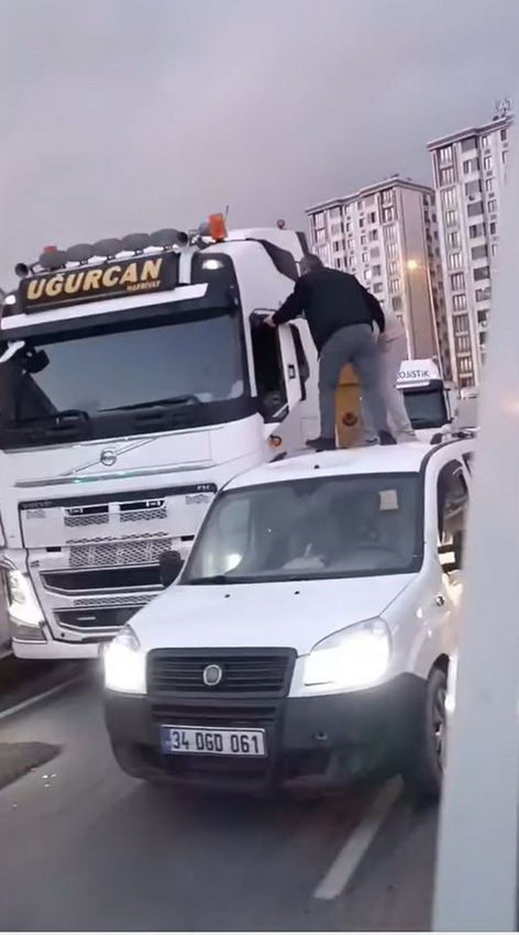 İstanbul trafiğinde ''yok artık'' dedirten magandalık: Aracın tavanına çıkıp darp ettiler - Resim: 1