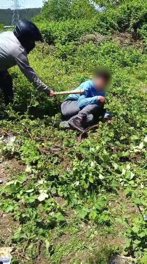 Kasklı canilerin güpegündüz kan donduran işkencesi kamerada - Resim: 2