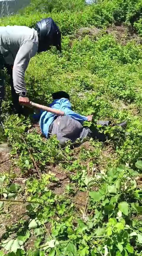 Kasklı canilerin güpegündüz kan donduran işkencesi kamerada - Resim: 4