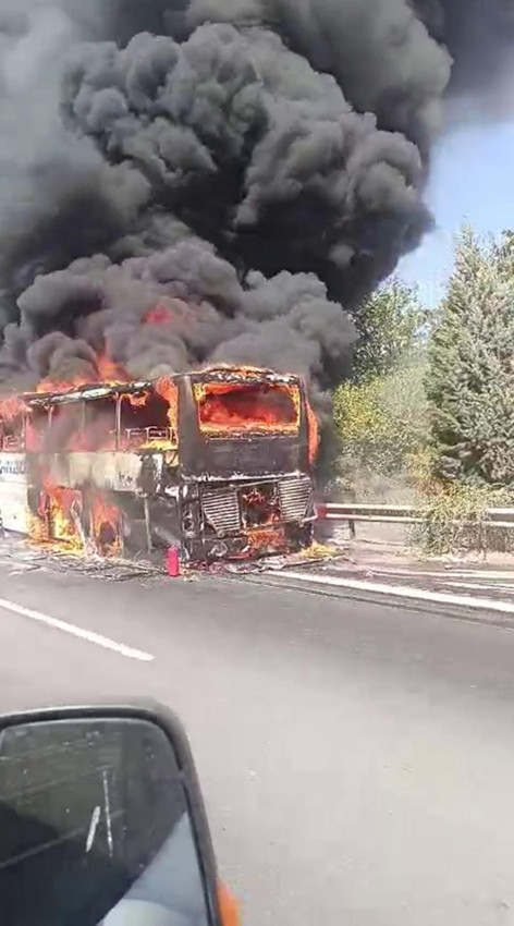 Yolcu otobüsü alev alev yandı - Resim: 2