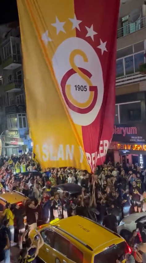 Fenerbahçe taraftarı, Galatasaray bayraklarına saldırdı - Resim: 1