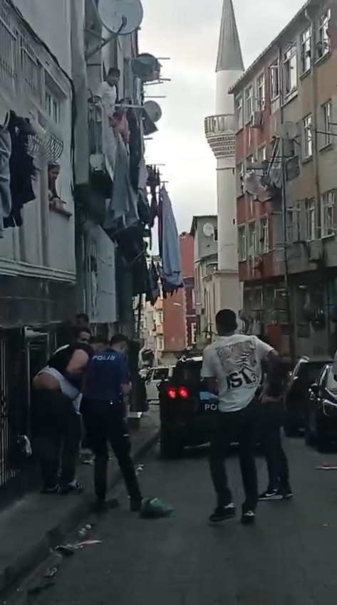 İstanbul'da ''dayı'' dehşeti! 4 yaşındaki yeğeninin olduğu araca kaldırım taşıyla saldırdı - Resim: 1