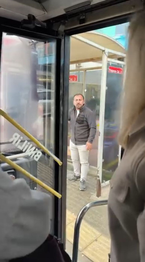 Yolculara küsen otobüs şoförü, otobüsü kenara park edip, aracı terk etti - Resim: 2