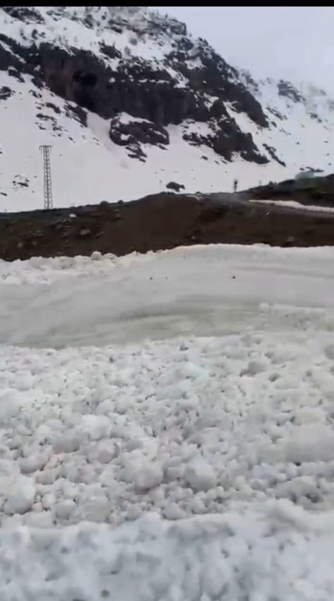 Dev çığ dağdan böyle koptu... Beyaz felaket saniye saniye kamerada! - Resim: 4