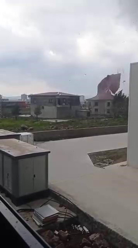 Fırtınada akılalmaz anlar! Kuvvetli fırtına dev çatıyı kağıt gibi havalandırdı! - Resim: 2