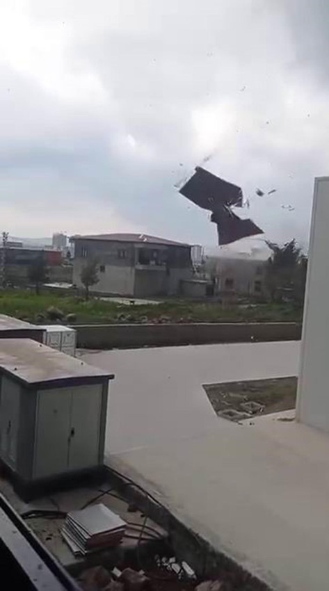 Fırtınada akılalmaz anlar! Kuvvetli fırtına dev çatıyı kağıt gibi havalandırdı! - Resim: 3