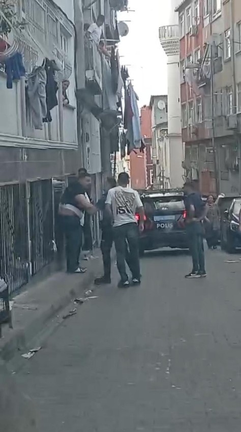 İstanbul'da ''dayı'' dehşeti! 4 yaşındaki yeğeninin olduğu araca kaldırım taşıyla saldırdı - Resim: 3