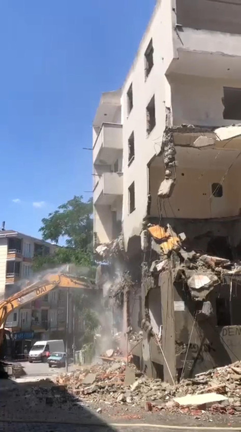 İstanbul'da 4 katlı bina yıkıldı! Korku dolu anlar kamerada - Resim: 1