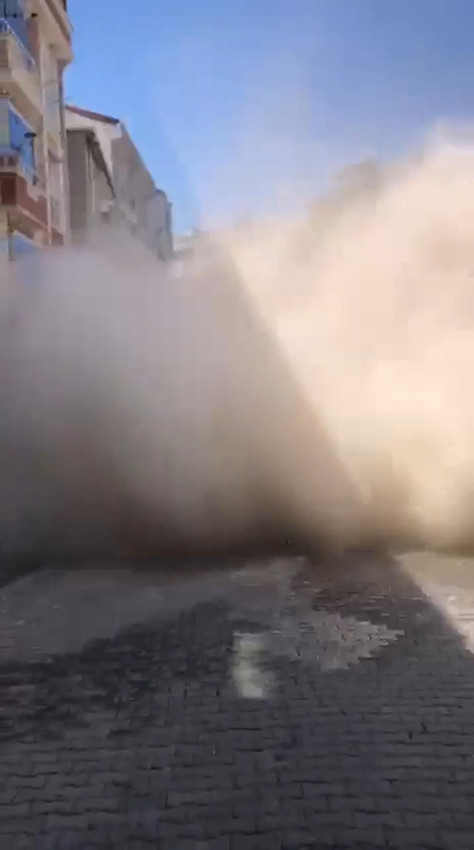 İstanbul'da 4 katlı bina yıkıldı! Korku dolu anlar kamerada - Resim: 3