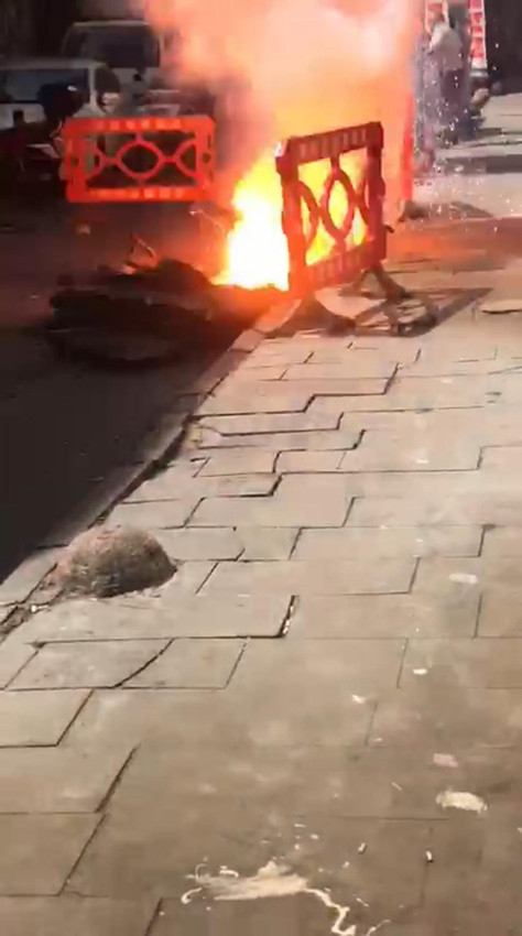 İstanbul'da korkutan patlama: Yeraltından alevler yükseldi - Resim: 3