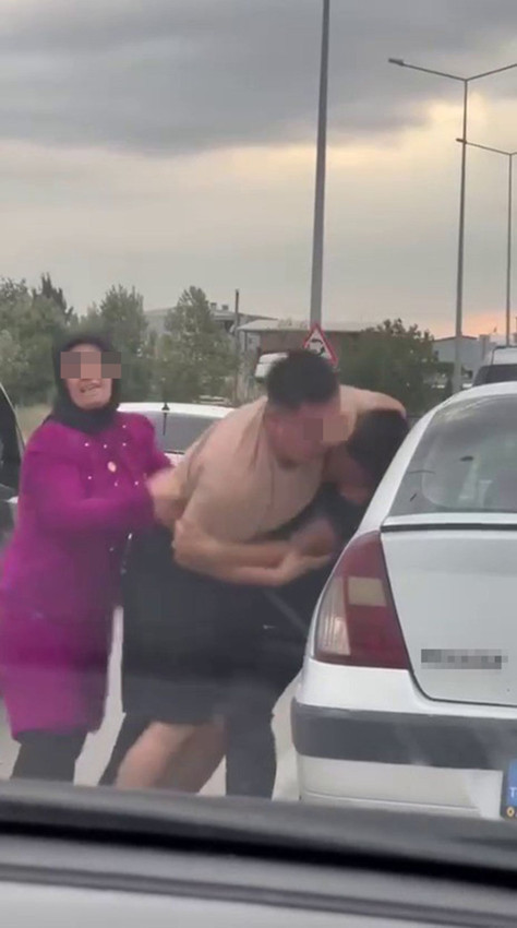 Yol verme kavgasında gözü dönen psikopatları vatandaşlar zor ayırdı - Resim: 2