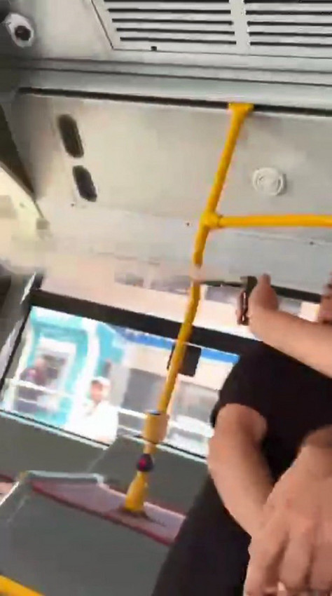 İstanbul'da İETT otobüsünde kıyamet koptu: Biber gazlı müdahale kamerada - Resim: 1