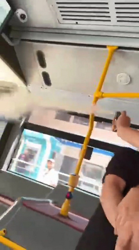 İstanbul'da İETT otobüsünde kıyamet koptu: Biber gazlı müdahale kamerada - Resim: 3