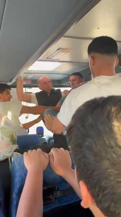 Halk otobüsünde uçan tekmeli, yumruklu kavga kamerada - Resim: 3
