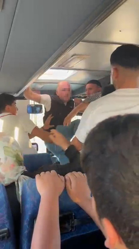 Halk otobüsünde uçan tekmeli, yumruklu kavga kamerada - Resim: 1