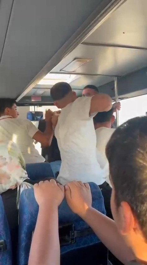 Halk otobüsünde uçan tekmeli, yumruklu kavga kamerada - Resim: 2