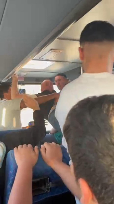 Halk otobüsünde uçan tekmeli, yumruklu kavga kamerada - Resim: 4