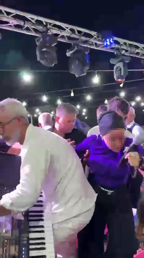 Düğünde ''halay başı'' kavgası: Kadın şarkıcının boğazına sarıldı! - Resim: 3