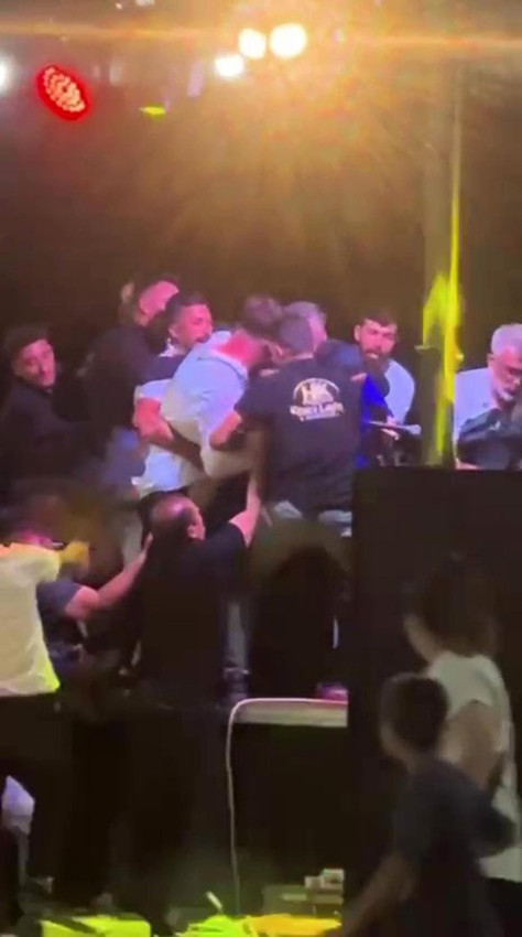 Düğünde ''halay başı'' kavgası: Kadın şarkıcının boğazına sarıldı! - Resim: 2