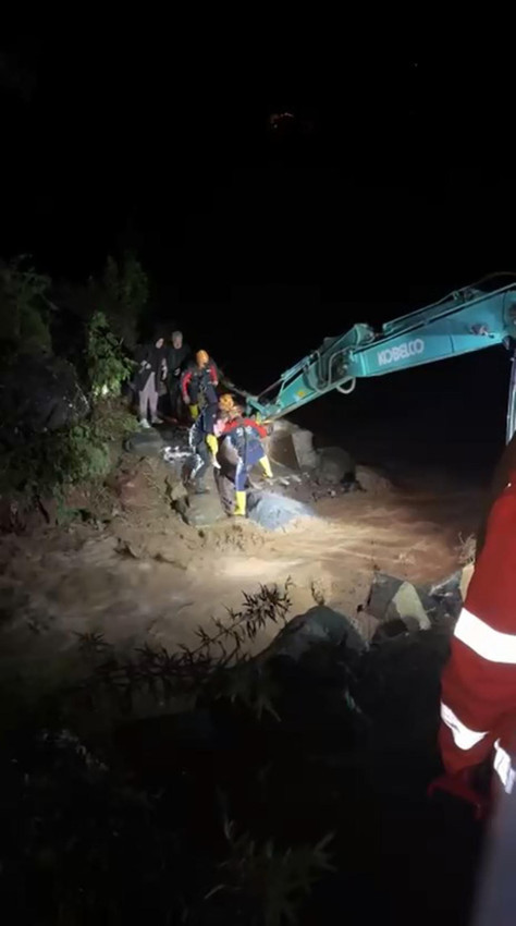 Karadeniz'i sel vurdu: Köprü yıkıldı, yollar kapandı! - Resim: 3