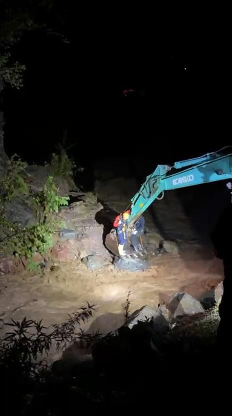 Karadeniz'i sel vurdu: Köprü yıkıldı, yollar kapandı! - Resim: 2