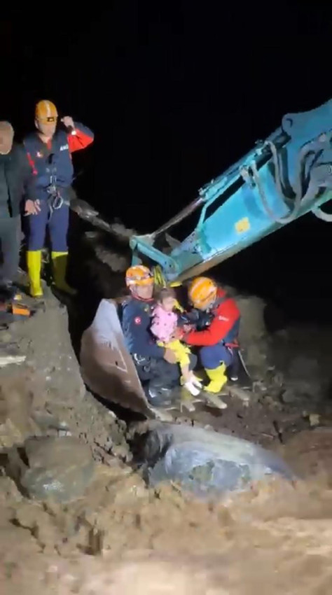 Karadeniz'i sel vurdu: Köprü yıkıldı, yollar kapandı! - Resim: 4