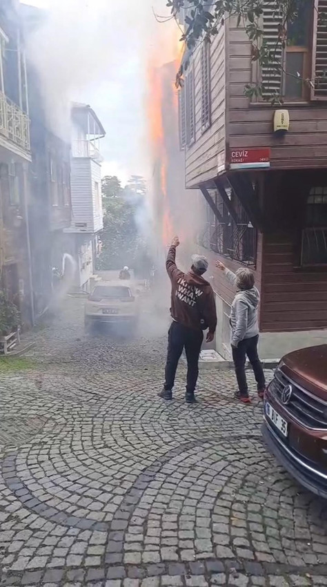 İstanbul'da büyük yangın: Alevler 4 binaya sıçradı, 1 bina çöktü! Ünlü oyuncunun evi hasar gördü - Resim: 4