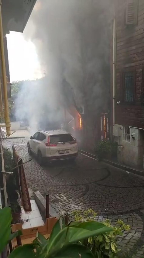 İstanbul'da büyük yangın: Alevler 4 binaya sıçradı, 1 bina çöktü! Ünlü oyuncunun evi hasar gördü - Resim: 3