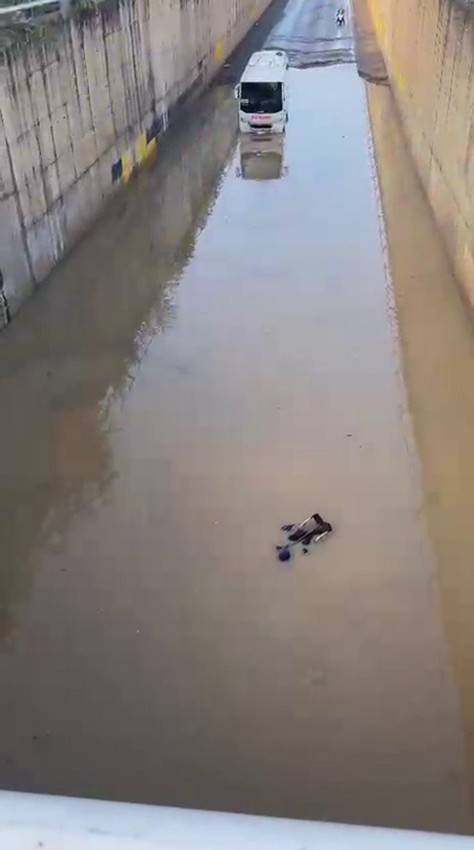 Sular yükseldi, engelli yaşlı kadın alt geçitte ölümle burun buruna geldi - Resim: 2