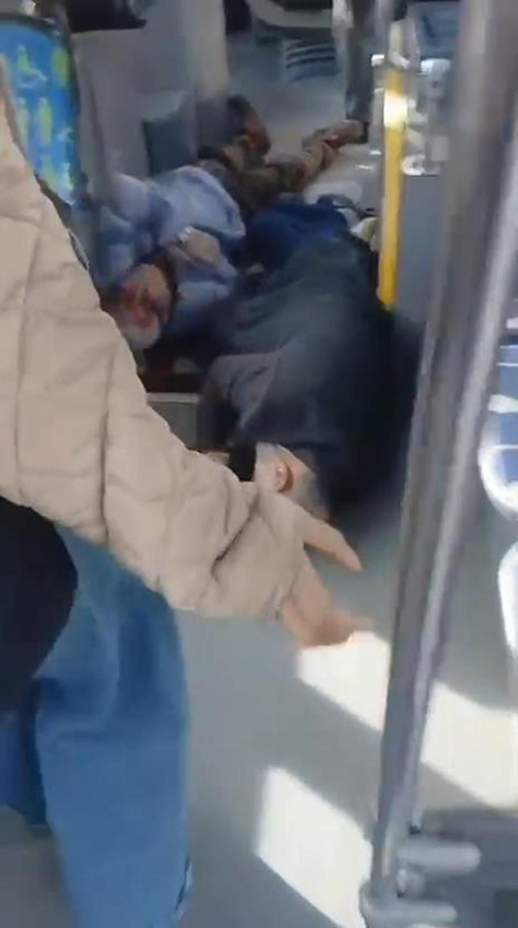 İstanbul'da İETT otobüsünde bıçaklı dehşet: Ölü ve yaralılar var! - Resim: 1