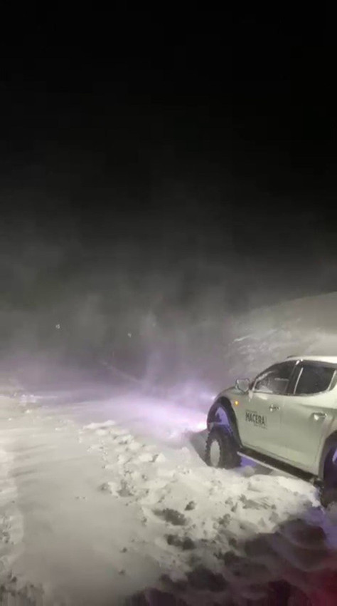 Kar ve tipi fırtınası bastırınca yolda mahsur kaldılar - Resim: 4