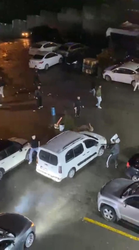 AVM otoparkında kız kavgası kamerada: Park levhası, çöp kovası, bıçak... - Resim: 3