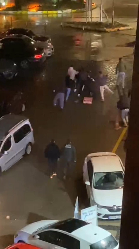 AVM otoparkında kız kavgası kamerada: Park levhası, çöp kovası, bıçak... - Resim: 4