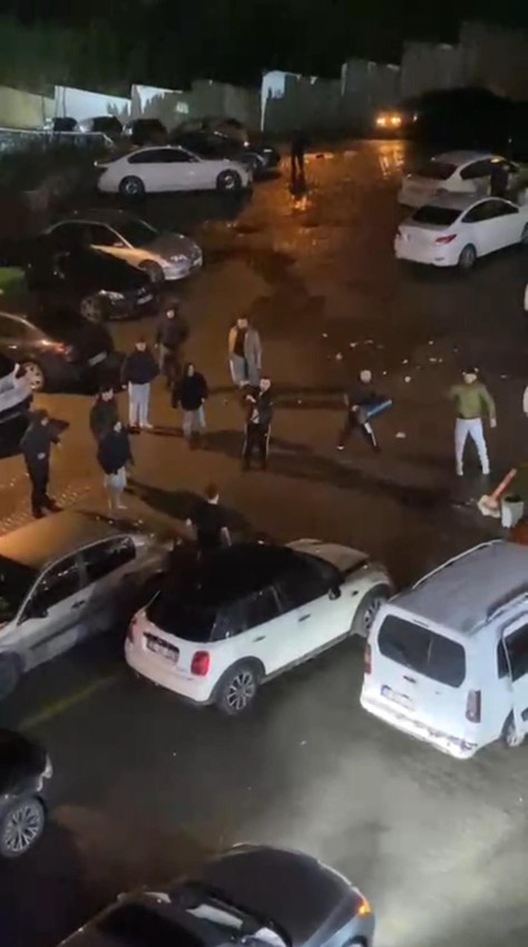 AVM otoparkında kız kavgası kamerada: Park levhası, çöp kovası, bıçak... - Resim: 2