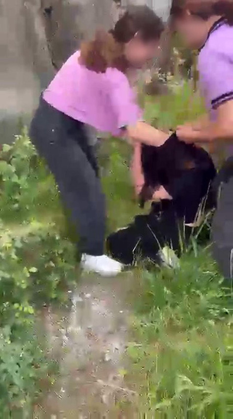 Küçük kıza dakikalarca süren işkence kamerada: ''Şikayetçi olursan daha kötü döveriz'' - Resim: 2