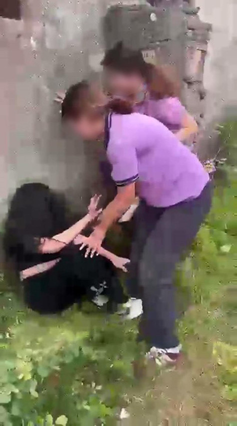 Küçük kıza dakikalarca süren işkence kamerada: ''Şikayetçi olursan daha kötü döveriz'' - Resim: 3