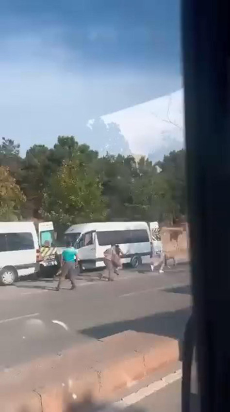 Trafik magandaları yol ortasında dehşet saçtı: Sopalarla dövdüler! - Resim: 4