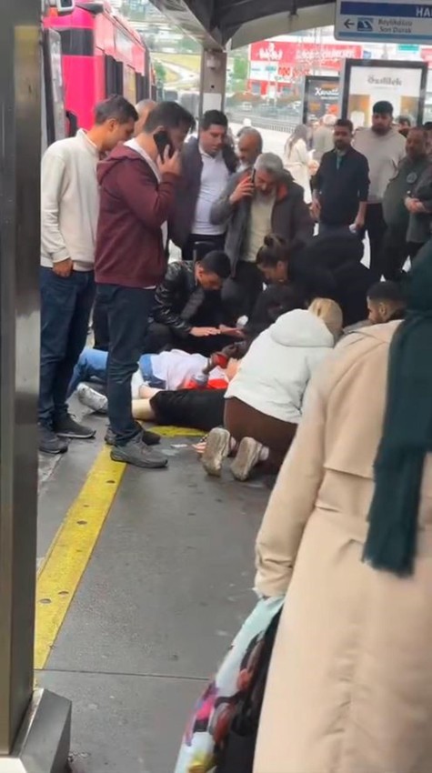 İstanbul'da 2 metrobüs çarpıştı: Ölü ve yaralılar var - Resim: 2