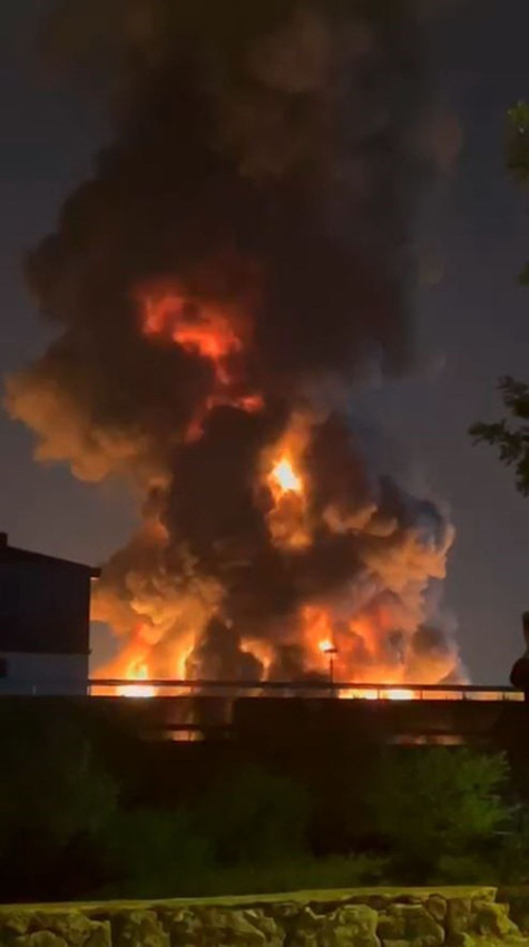 İstanbul'da fabrika yangını: Peş peşe patlamalar meydana geldi! - Resim: 2