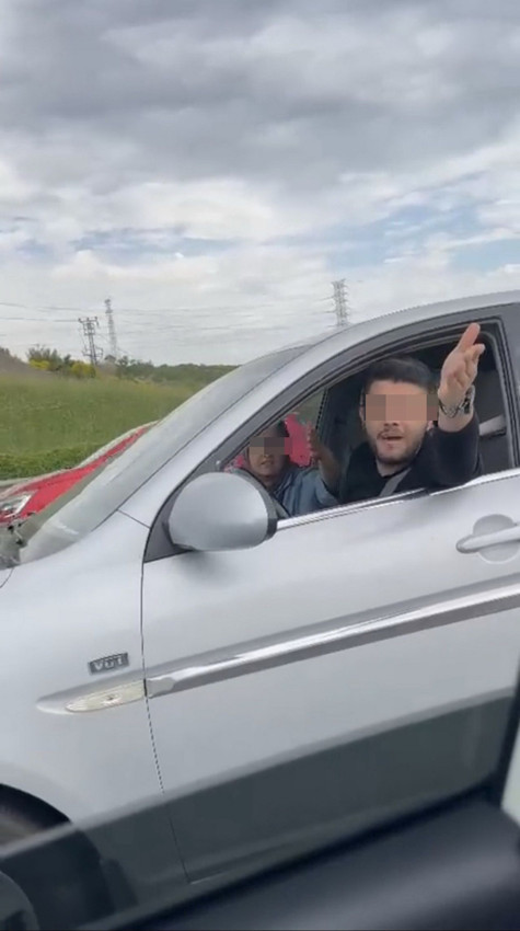 Trafikte yine ''önüme kırdın'' dehşeti: Araçtan inip kadın sürücüye saldırdı - Resim: 3