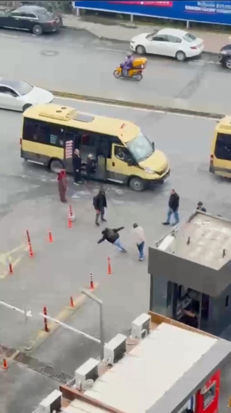 İstanbul'da 25 TL'lik minibüsçü dehşeti: Yolcuyu indirip yol ortasında dövdü - Resim: 1