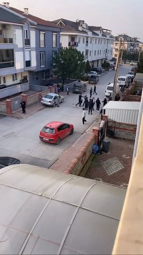 Alacak verecek tartışmasında mahalle savaş alanına döndü, kan aktı - Resim: 2